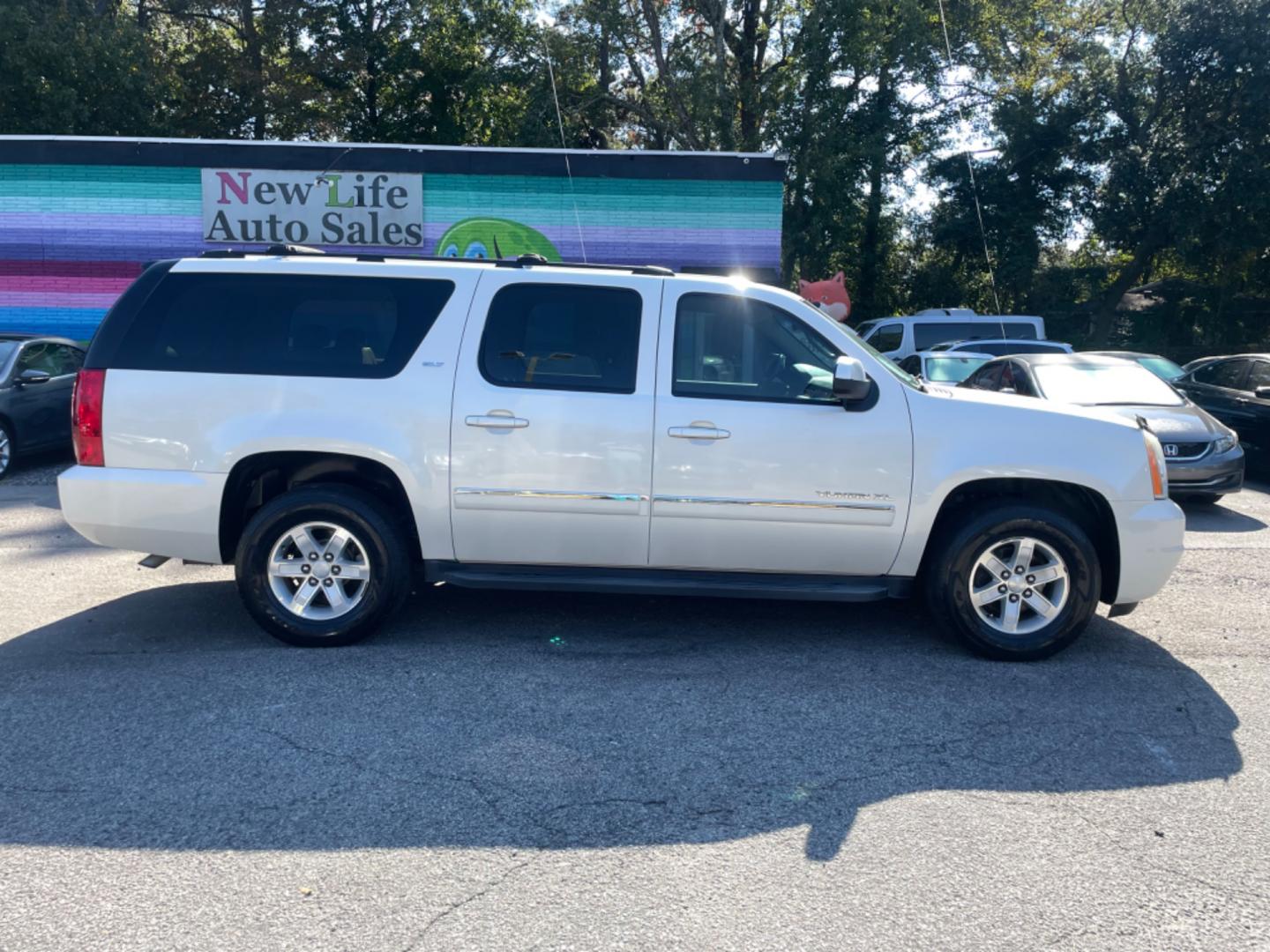 2012 WHITE GMC YUKON XL 1500 SLT (1GKS1LE07CR) with an 5.3L engine, Automatic transmission, located at 5103 Dorchester Rd., Charleston, SC, 29418-5607, (843) 767-1122, 36.245171, -115.228050 - Photo#7